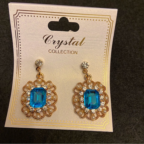 Crystal Collection Aqua Blue Center Stone With Gold Scalloping Dangle Earrings. - Picture 1 of 2